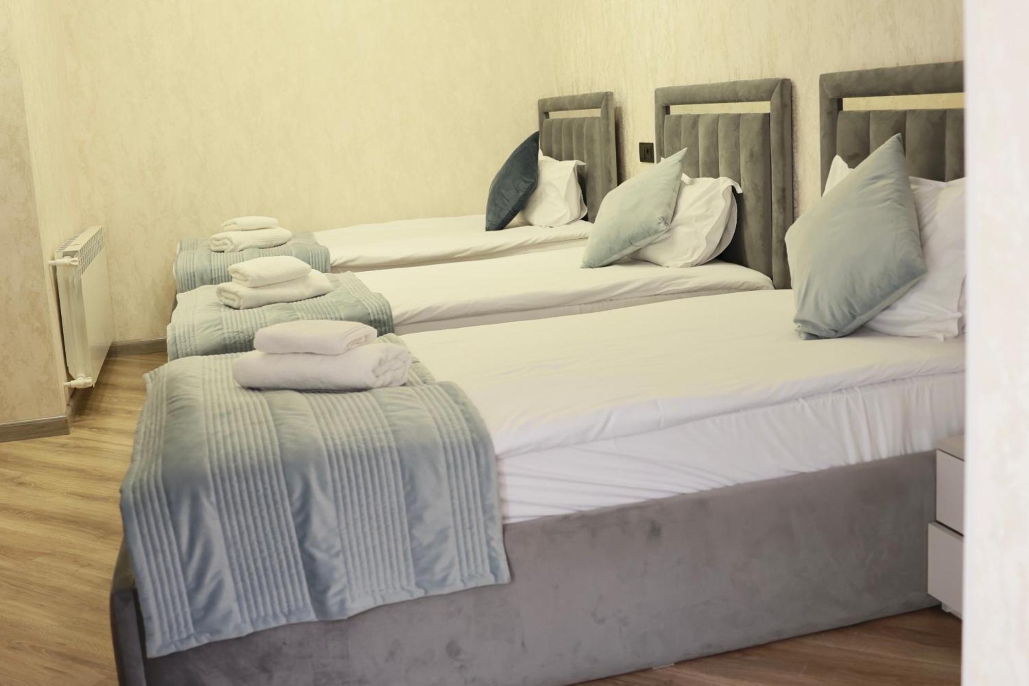 Royal Renaissance Hotel Ереван Стая снимка