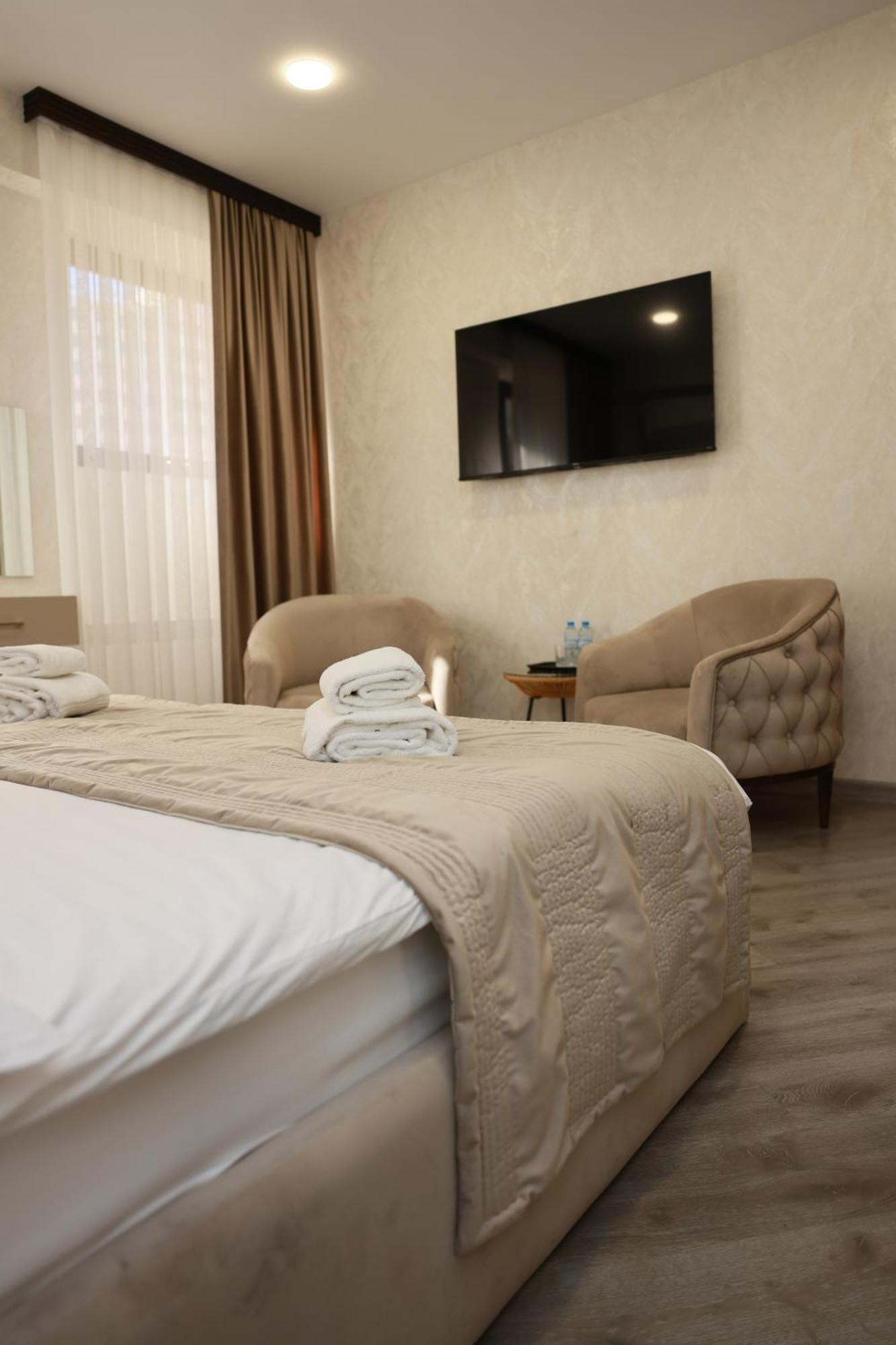Royal Renaissance Hotel Ереван Стая снимка