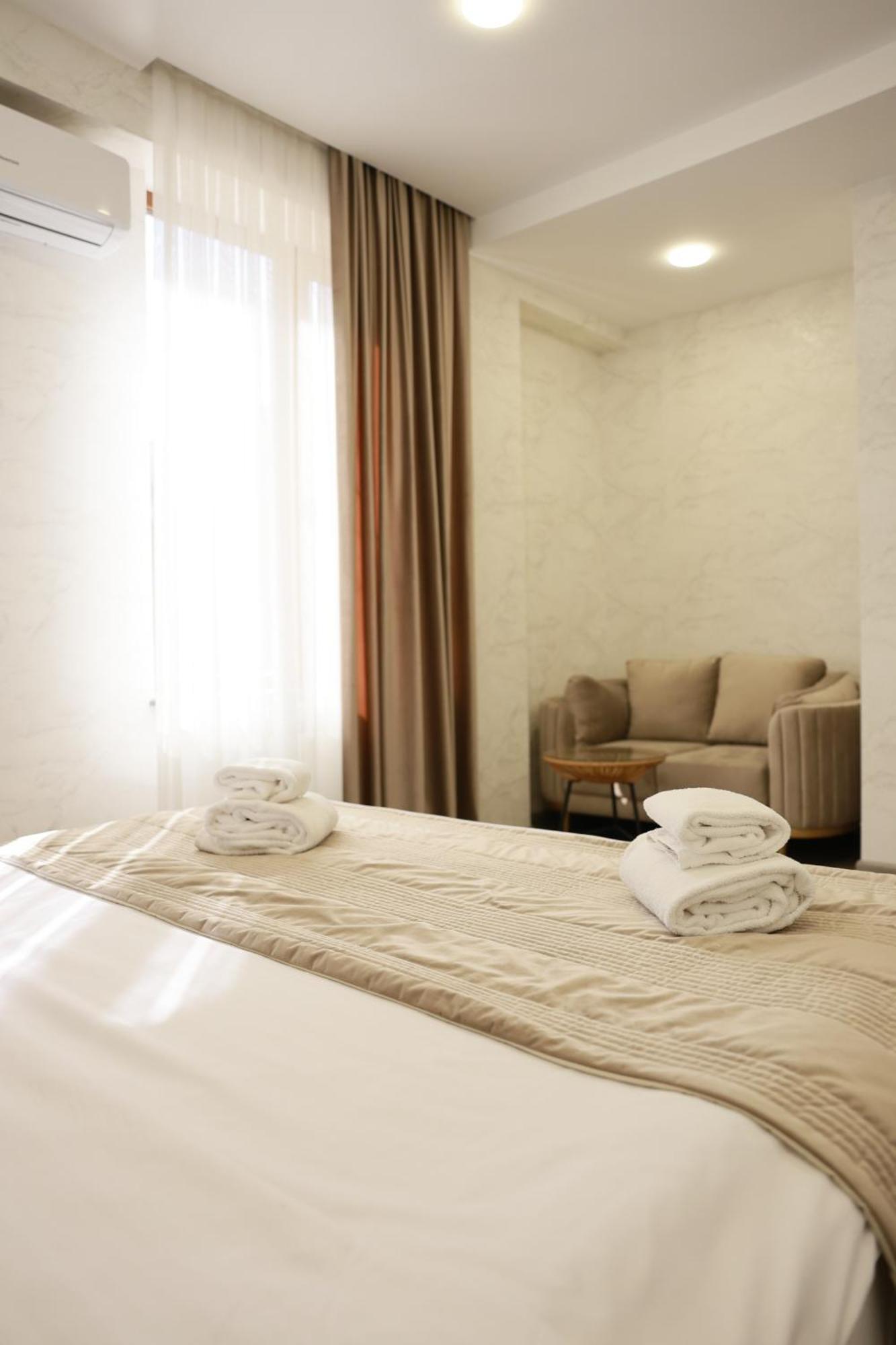 Royal Renaissance Hotel Ереван Стая снимка