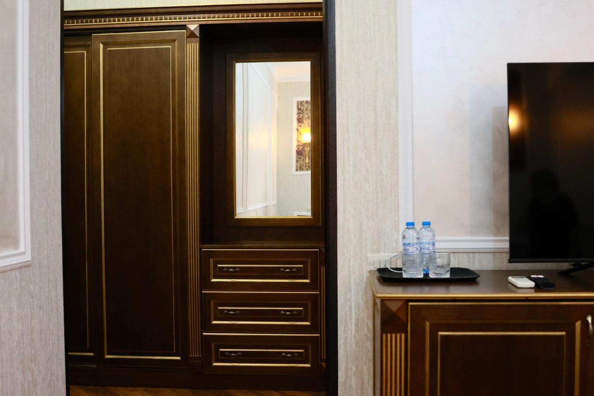 Royal Renaissance Hotel Ереван Стая снимка