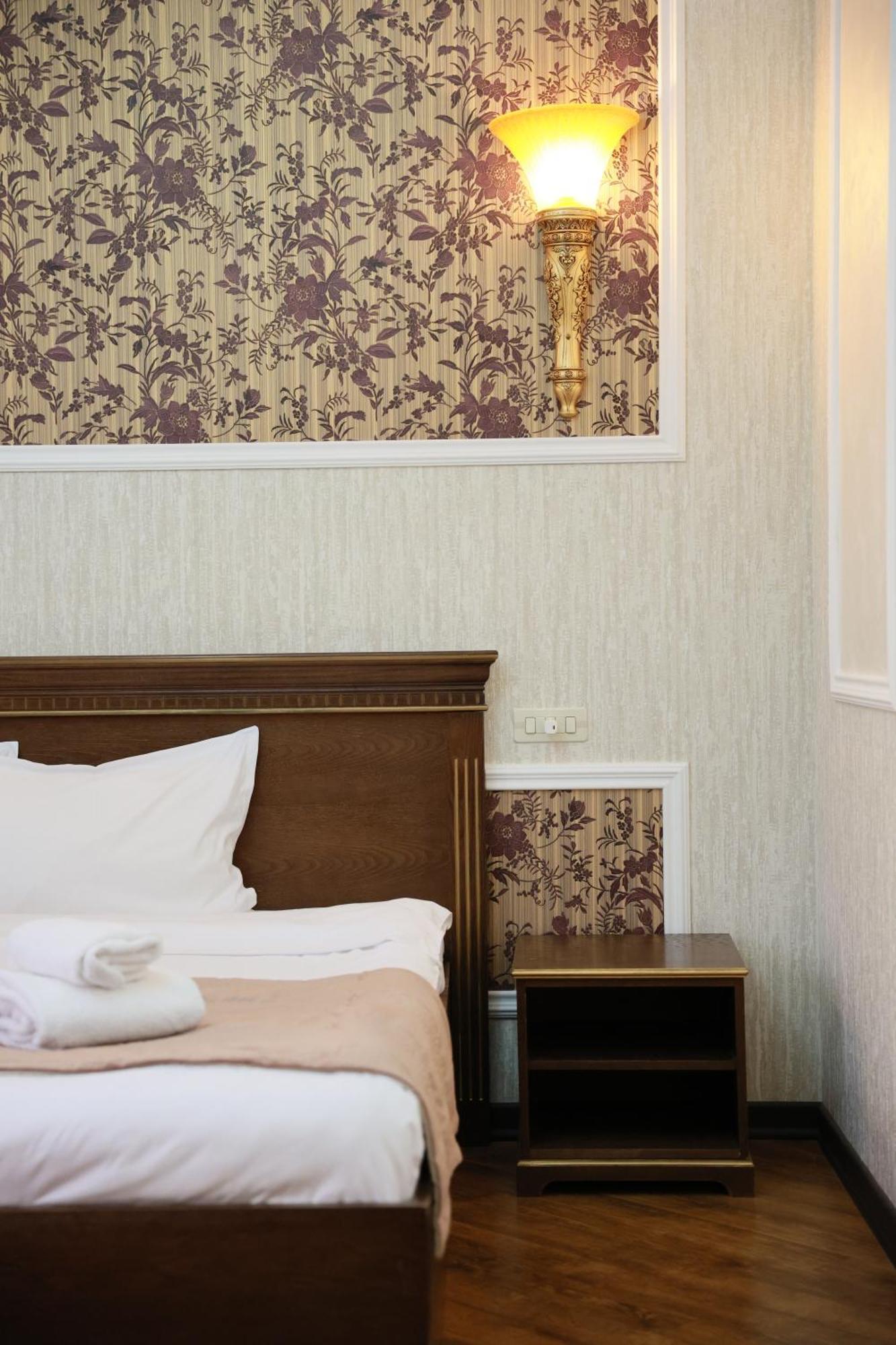 Royal Renaissance Hotel Ереван Стая снимка