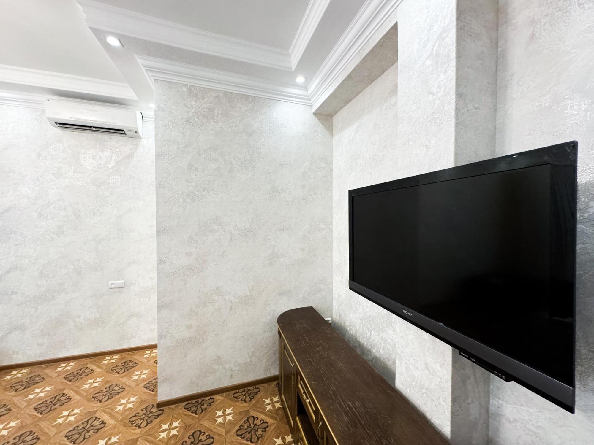 Royal Renaissance Hotel Ереван Екстериор снимка