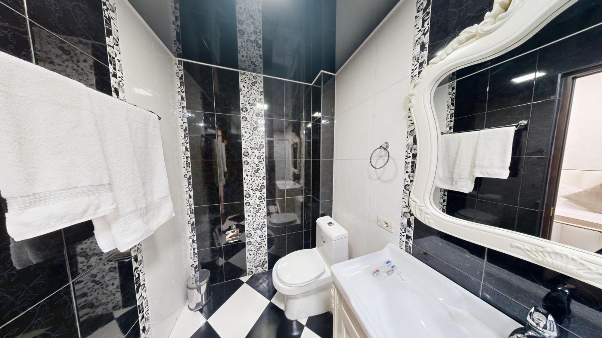 Royal Renaissance Hotel Ереван Стая снимка