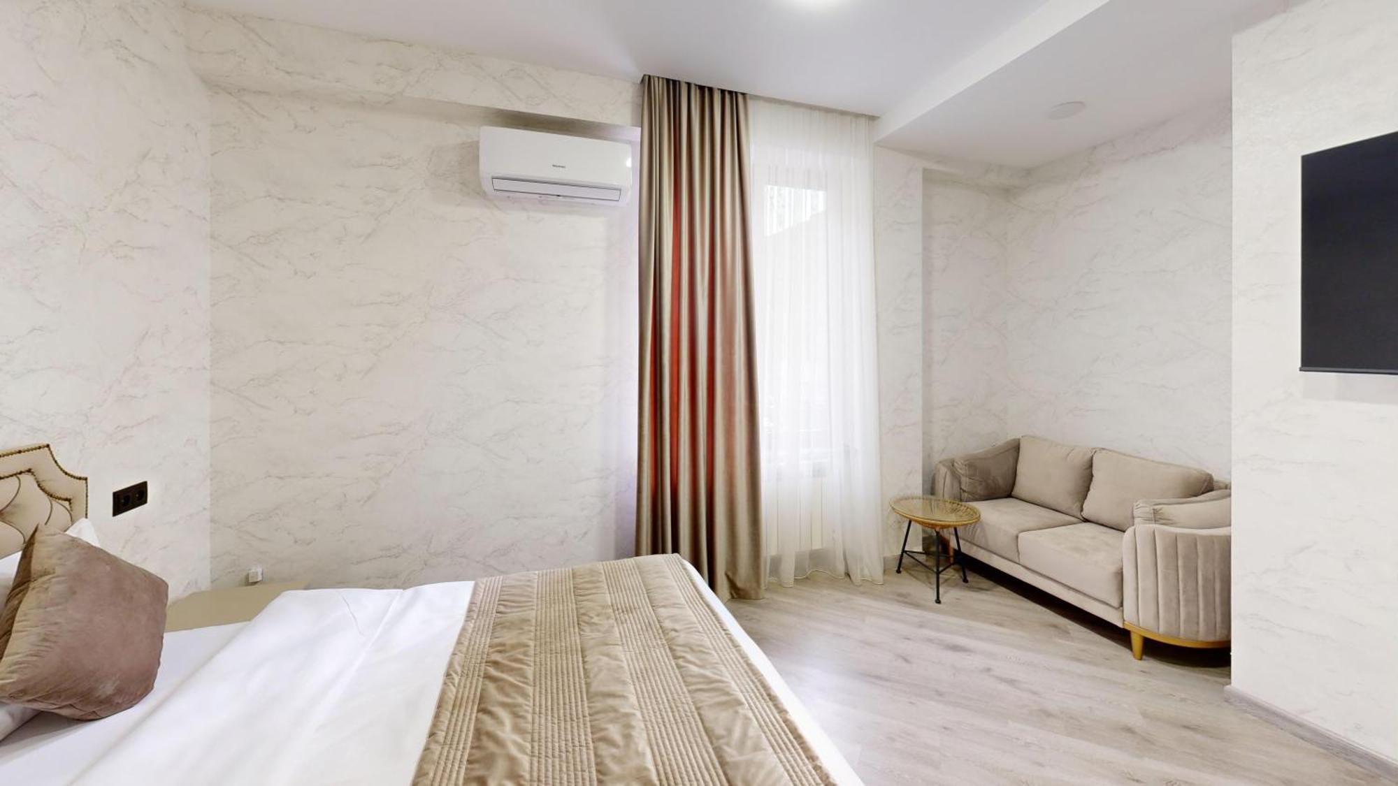 Royal Renaissance Hotel Ереван Екстериор снимка